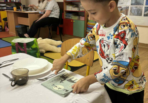 Nauka prawidłowego nakrycia stołu