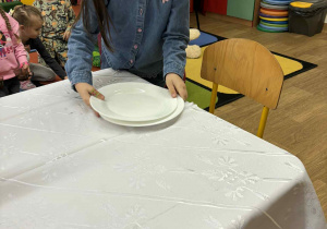 Nauka prawidłowego nakrycia stołu