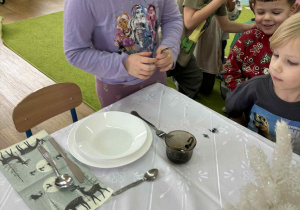 Nauka prawidłowego nakrycia stołu