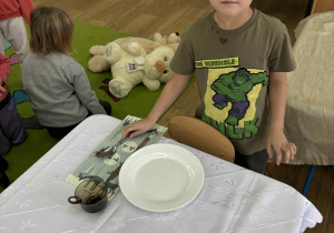 Nauka prawidłowego nakrycia stołu