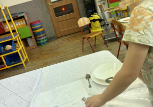 Nauka prawidłowego nakrycia stołu