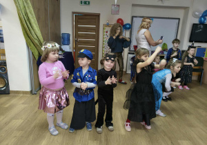dzieci tańczą na balu