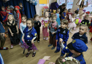 dzieci tańczą na balu
