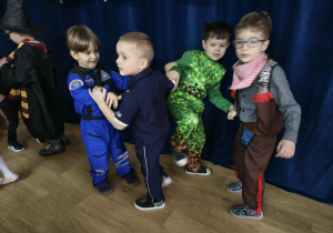 dzieci tańczą na balu