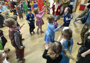 dzieci tańczą na balu