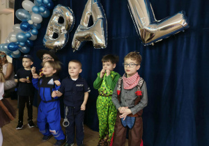 dzieci tańczą na balu