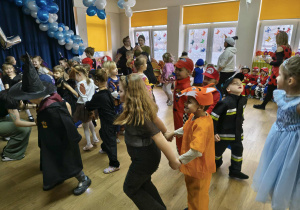 dzieci tańczą na balu