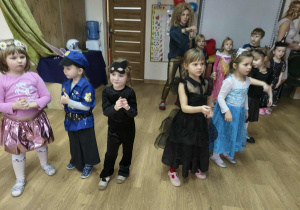 dzieci tańczą na balu