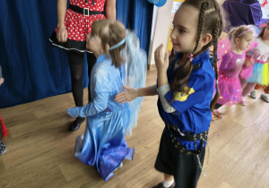 dzieci tańczą na balu