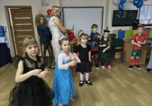 dzieci tańczą na balu