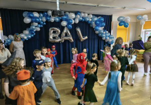 dzieci tańczą na balu