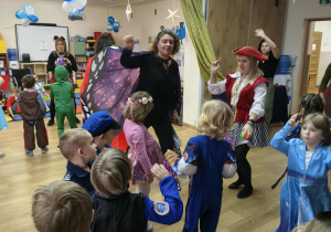 dzieci tańczą na balu