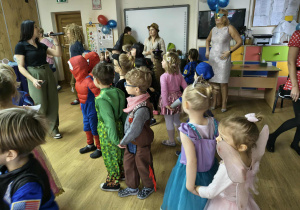 dzieci tańczą na balu