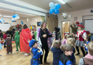 dzieci tańczą na balu