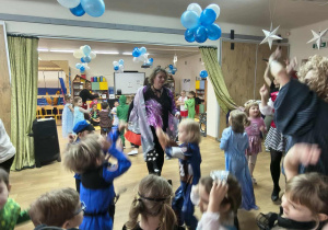 dzieci tańczą na balu