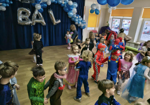 dzieci tańczą na balu