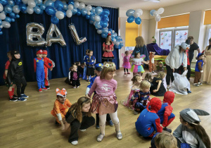 dzieci tańczą na balu