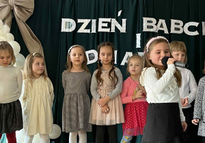 dzieci występują - recytują wiersze, śpiewają piosenki, tańczą