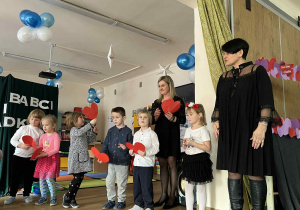 dzieci występują - recytują wiersze, śpiewają piosenki, tańczą