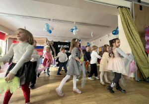dzieci występują - recytują wiersze, śpiewają piosenki, tańczą