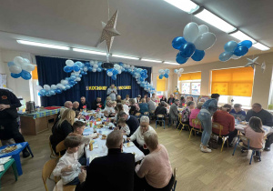 dzieci występują - recytują wiersze, śpiewają piosenki, tańczą