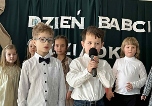 dzieci występują - recytują wiersze, śpiewają piosenki, tańczą