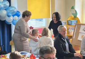 dzieci występują - recytują wiersze, śpiewają piosenki, tańczą