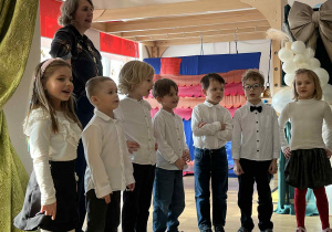 dzieci występują - recytują wiersze, śpiewają piosenki, tańczą