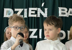 dzieci występują - recytują wiersze, śpiewają piosenki, tańczą