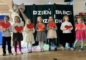dzieci występują - recytują wiersze, śpiewają piosenki, tańczą