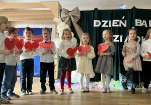 dzieci występują - recytują wiersze, śpiewają piosenki, tańczą