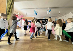 dzieci występują - recytują wiersze, śpiewają piosenki, tańczą