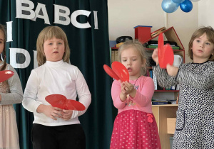 dzieci występują - recytują wiersze, śpiewają piosenki, tańczą