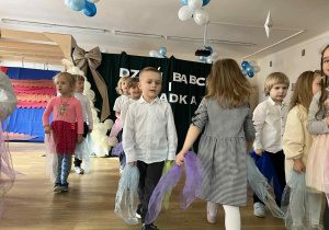 dzieci występują - recytują wiersze, śpiewają piosenki, tańczą
