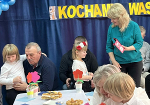 dzieci występują - recytują wiersze, śpiewają piosenki, tańczą