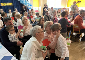 dzieci występują - recytują wiersze, śpiewają piosenki, tańczą