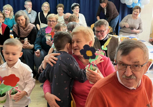 dzieci występują - recytują wiersze, śpiewają piosenki, tańczą