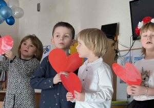 dzieci występują - recytują wiersze, śpiewają piosenki, tańczą