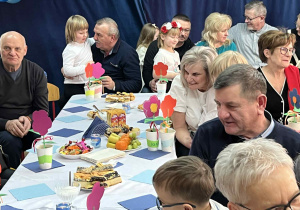 dzieci występują - recytują wiersze, śpiewają piosenki, tańczą