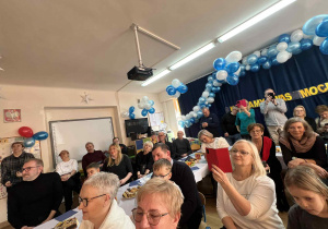 dzieci występują - recytują wiersze, śpiewają piosenki, tańczą