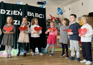 dzieci występują - recytują wiersze, śpiewają piosenki, tańczą