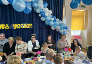 dzieci występują - recytują wiersze, śpiewają piosenki, tańczą