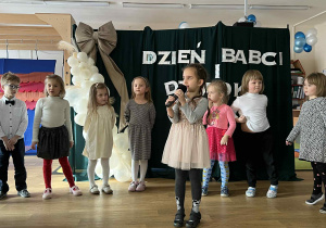 dzieci występują - recytują wiersze, śpiewają piosenki, tańczą