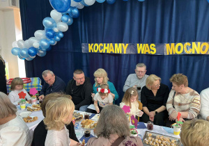 dzieci występują - recytują wiersze, śpiewają piosenki, tańczą