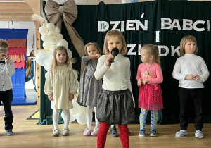 dzieci występują - recytują wiersze, śpiewają piosenki, tańczą
