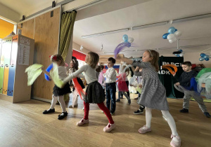 dzieci występują - recytują wiersze, śpiewają piosenki, tańczą