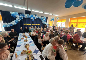 dzieci występują - recytują wiersze, śpiewają piosenki, tańczą