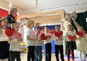 dzieci występują - recytują wiersze, śpiewają piosenki, tańczą