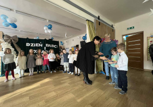 dzieci występują - recytują wiersze, śpiewają piosenki, tańczą