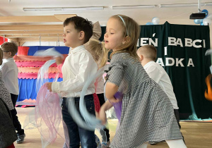 dzieci występują - recytują wiersze, śpiewają piosenki, tańczą